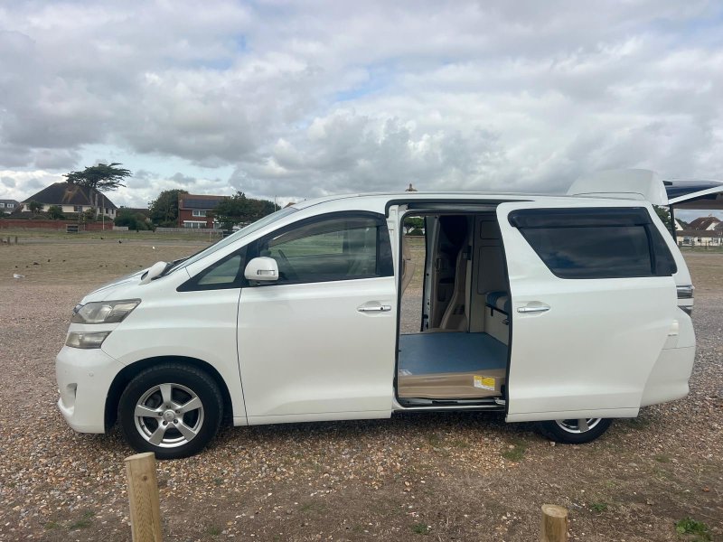 White 2008 Toyota Vellfire Day van camper conversion 3.5 V6 petrol automatic low miles cruise control 240v mains hook up APPLE CARPLAY UK SAT NAV Stereo upgrade in Hayling Island